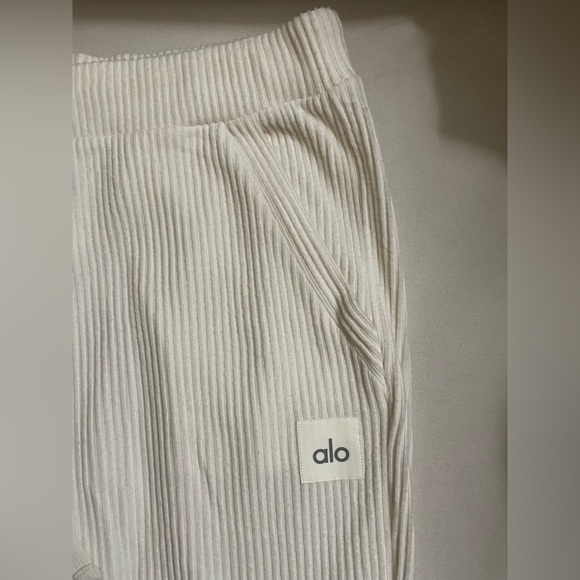 Alo Yoga NWOT Muse Sweatpants Ivory Size L - Picture 11 of 11